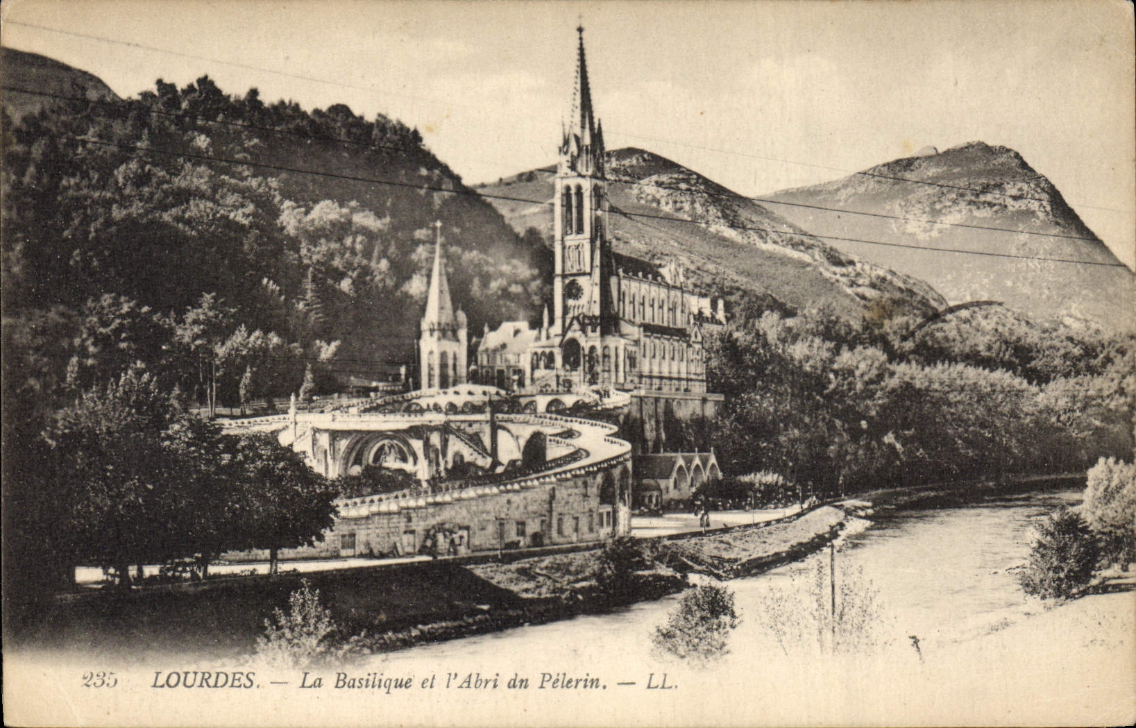 CPA Lourdes La Basilique et l'Abri du Pelerin 