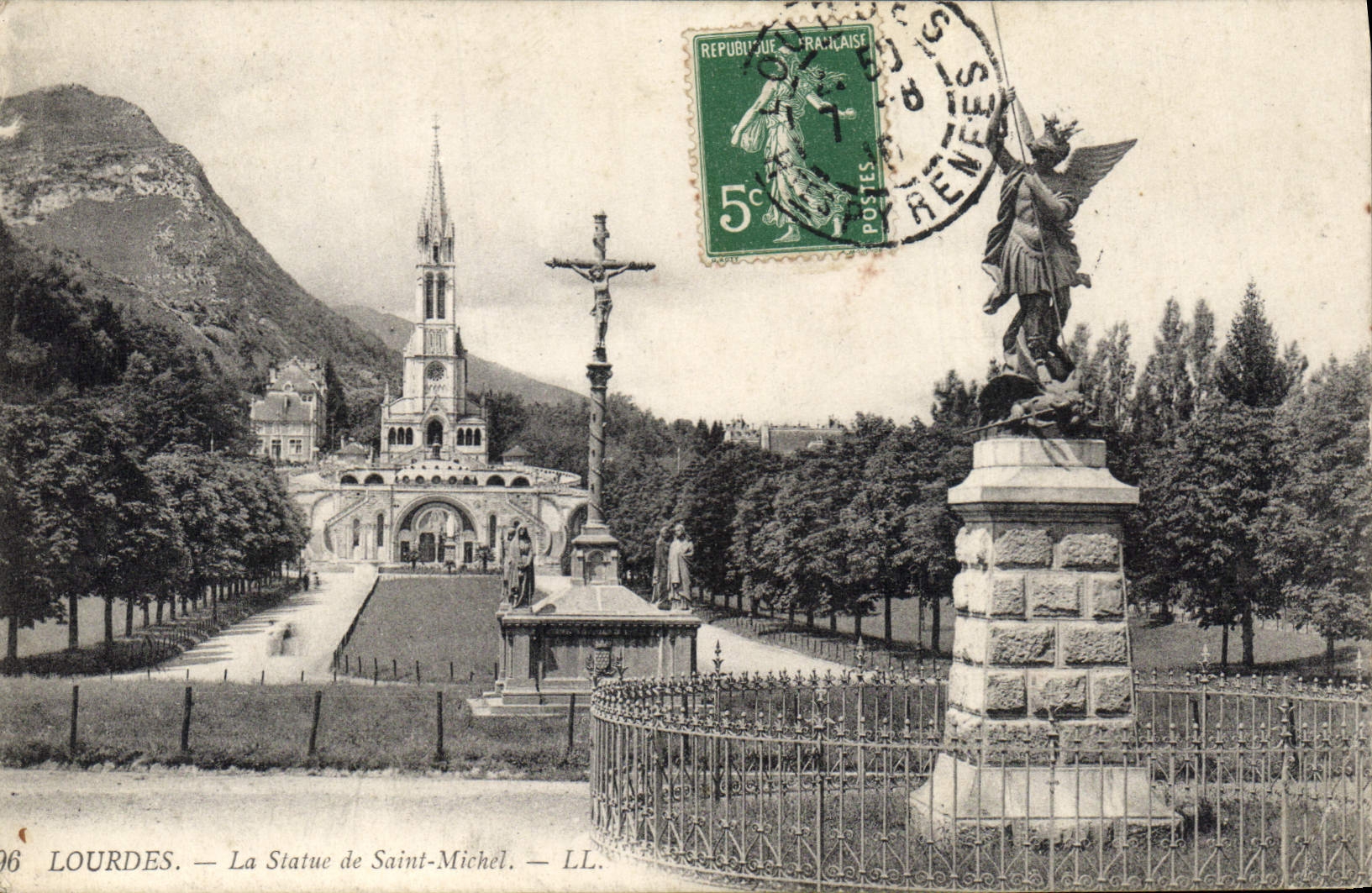 CPA Lourdes La Statue de Saint Michel 