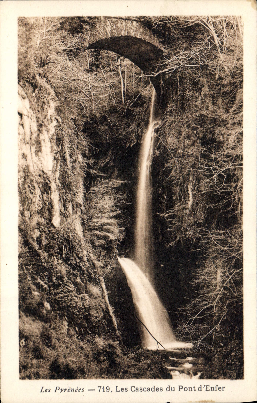 CPA Les Pyrenees Les Cascades du Pont d'Enfer