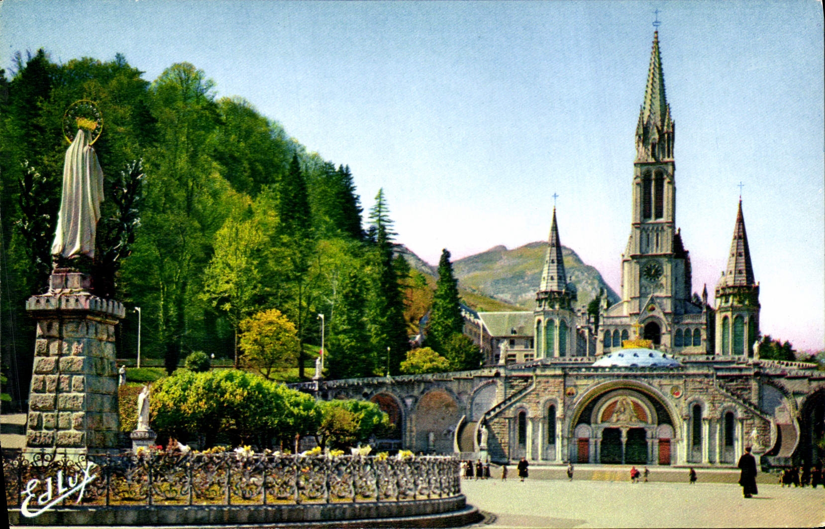 CPA Lourdes La Basilique et la Vierge Couronnee 