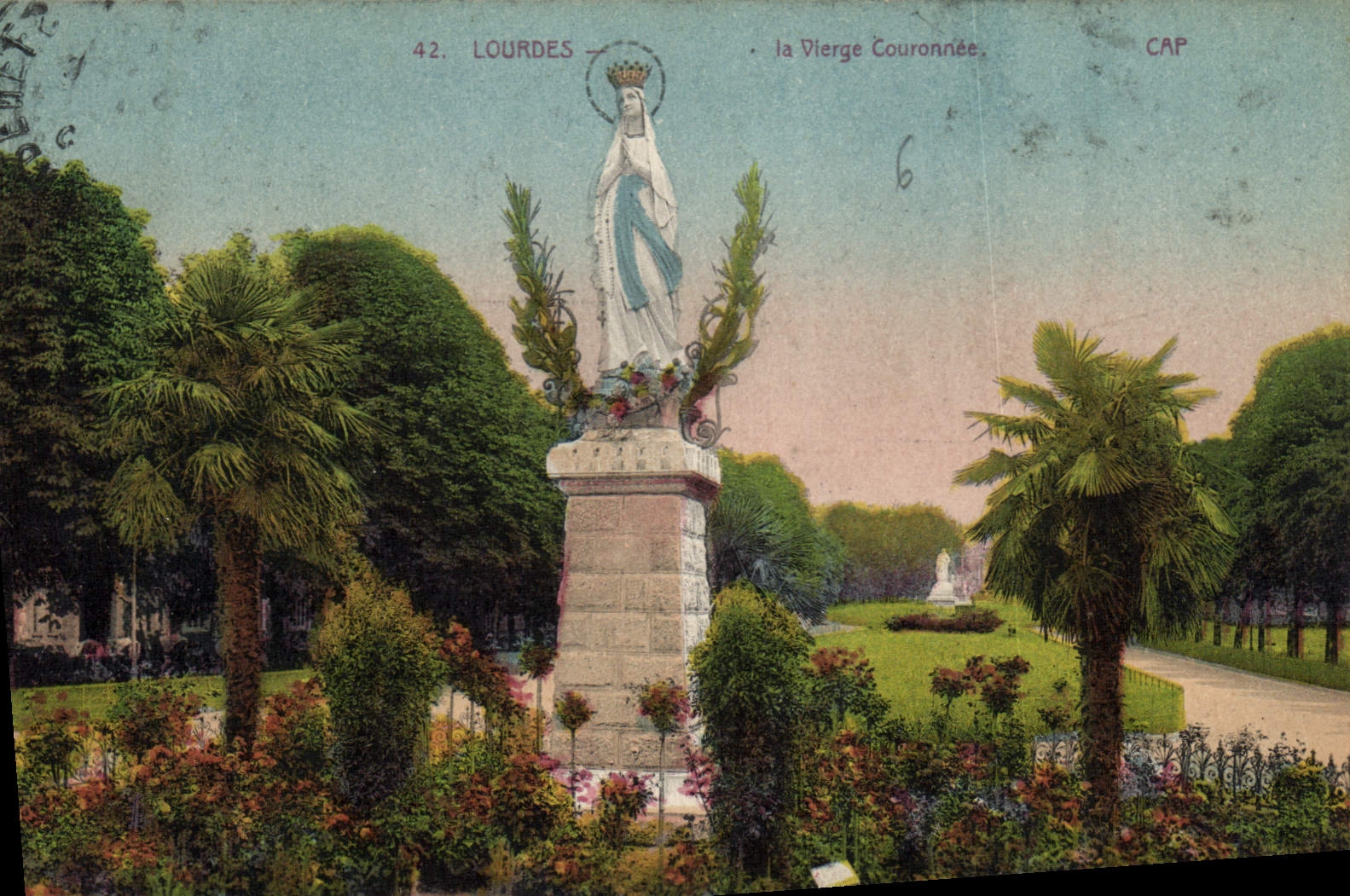 CPA Lourdes La Vierge Couronnee 