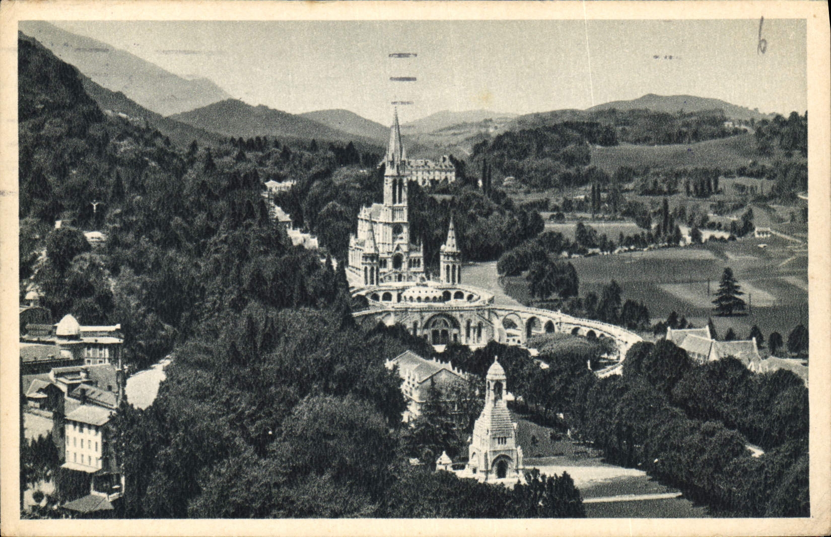 CPA Lourdes La Basilique vue du Chateau Fort
