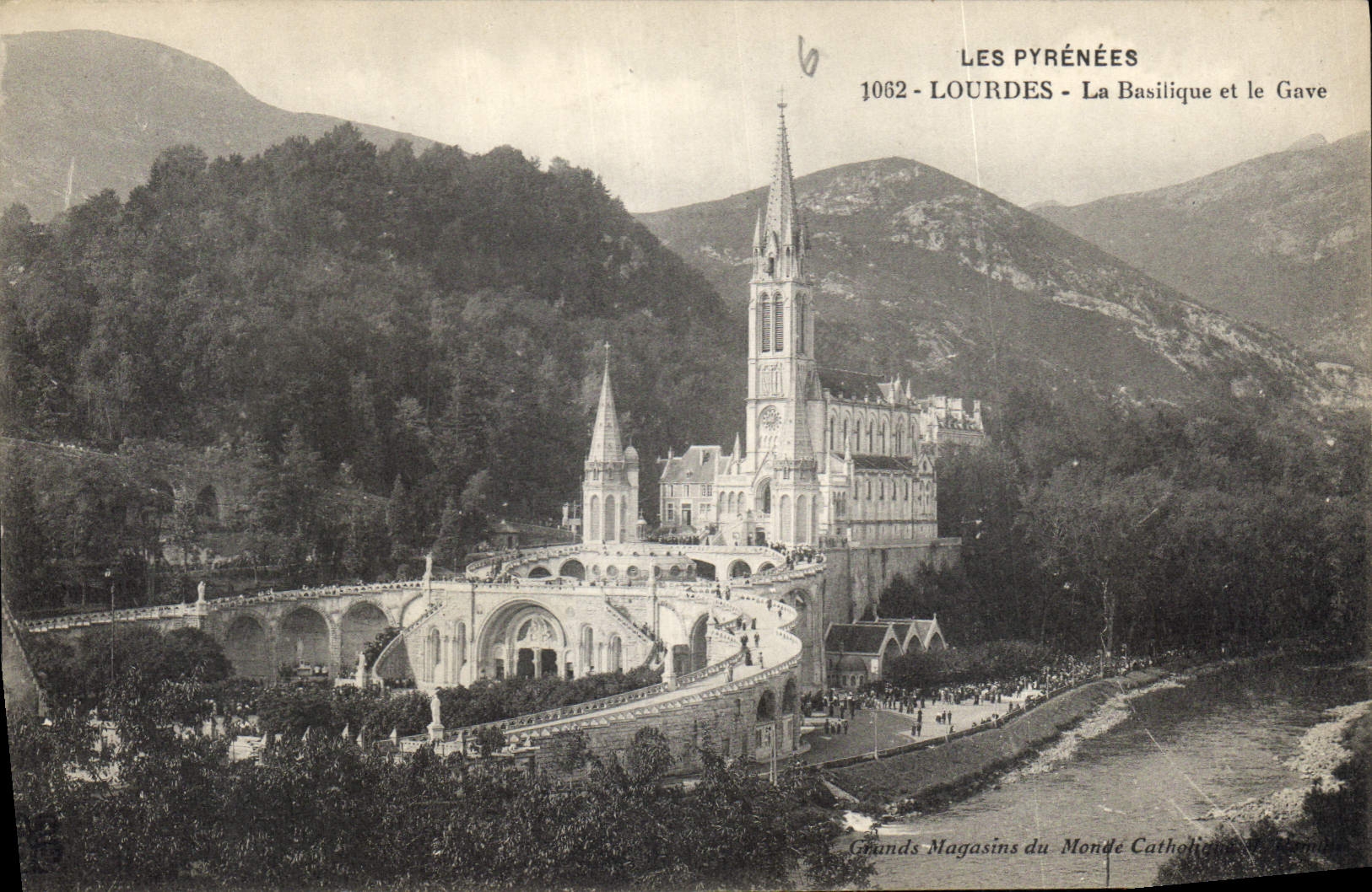 CPA Les Pyrenees Lourdes La Basilique et le Gave 