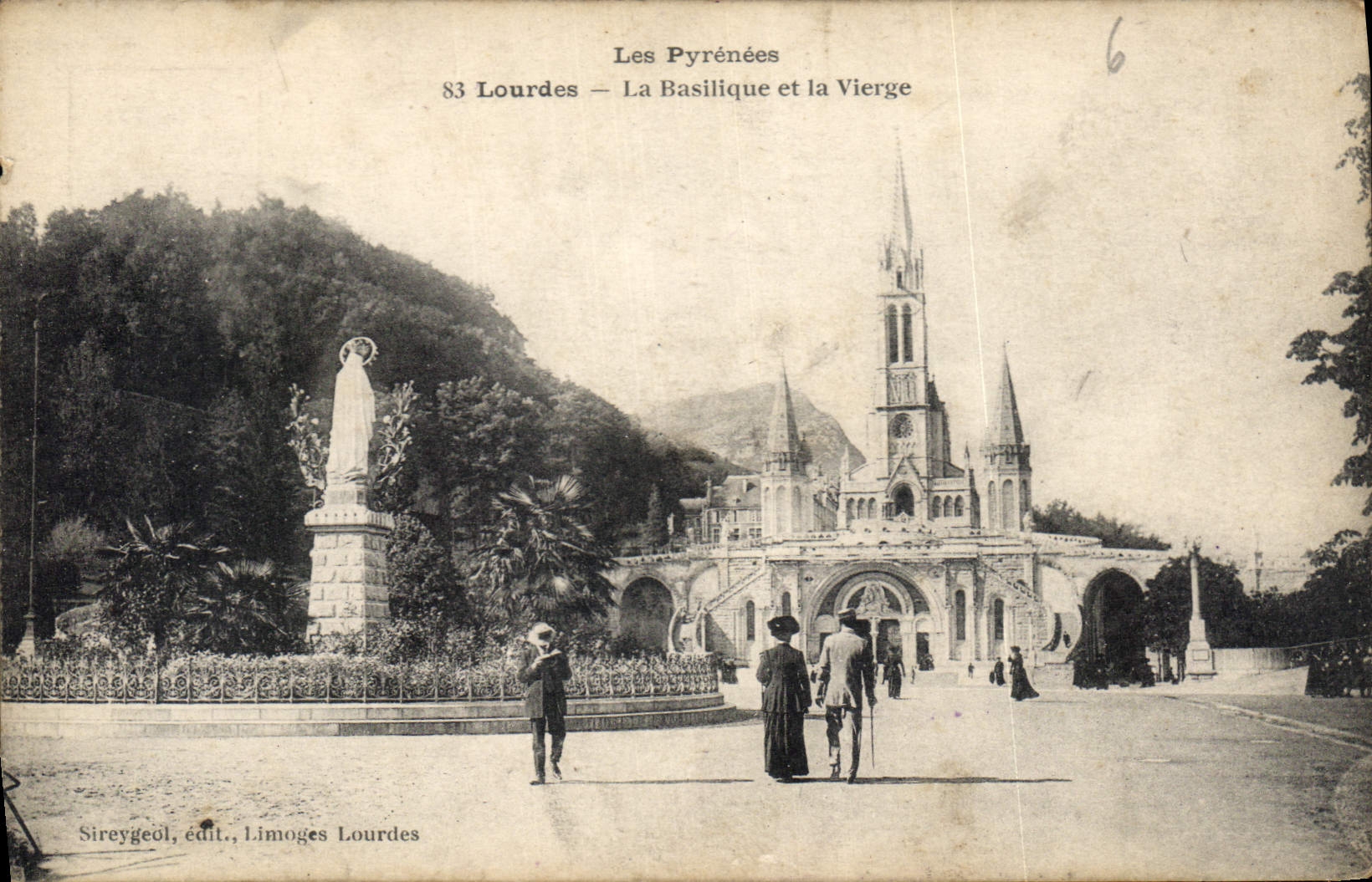 CPA Les Pyrenees Lourdes La Basilique et la Vierge 