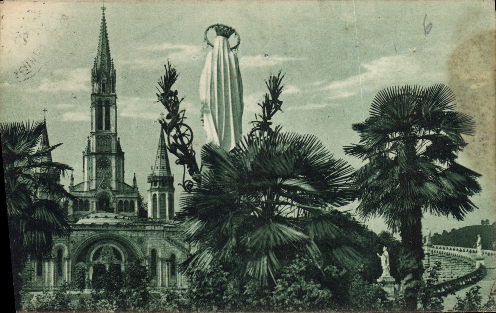 CPA Lourdes Hautes Pyrenees La Vierge couronnee et la Basilique 