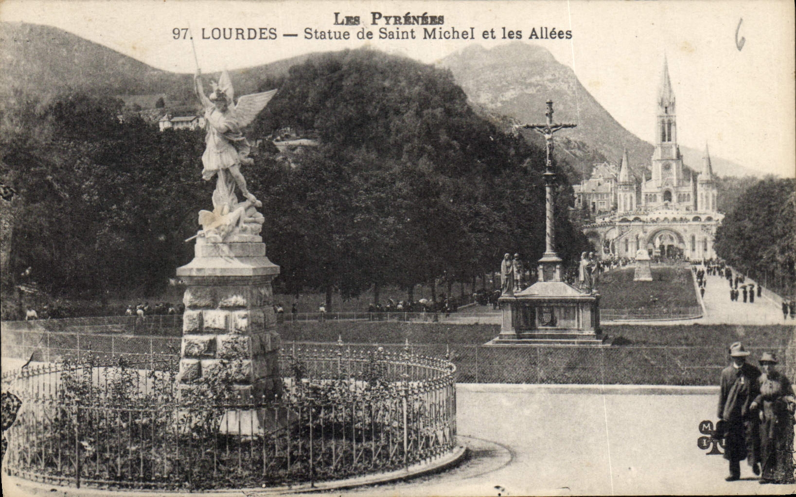 CPA Les Pyrenees Lourdes Statue de Saint Michel et les Allees 