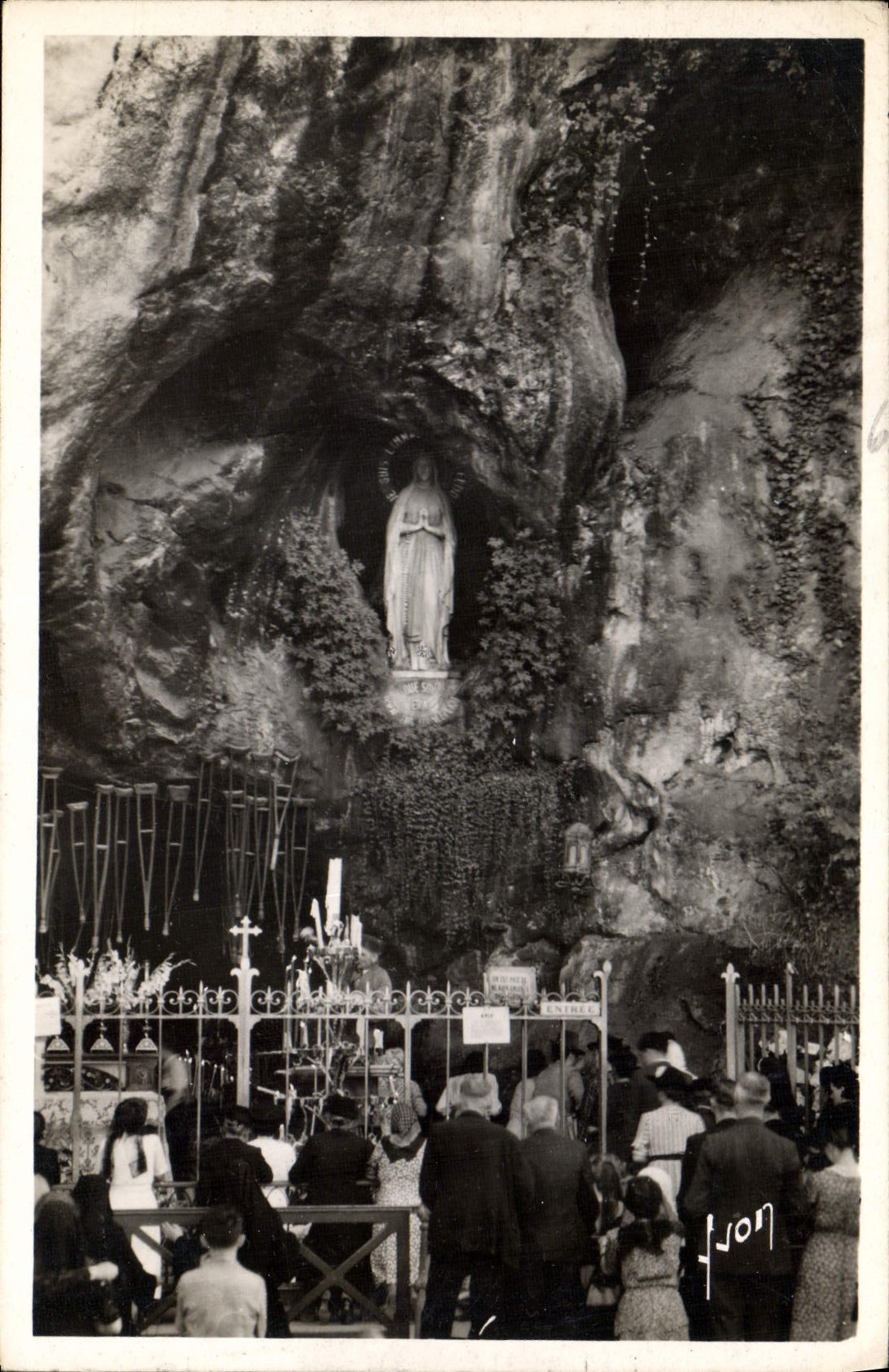 CPA Lourdes Htes Pyrenees La Grotte Miraculeuse et la statue de la Vierge 