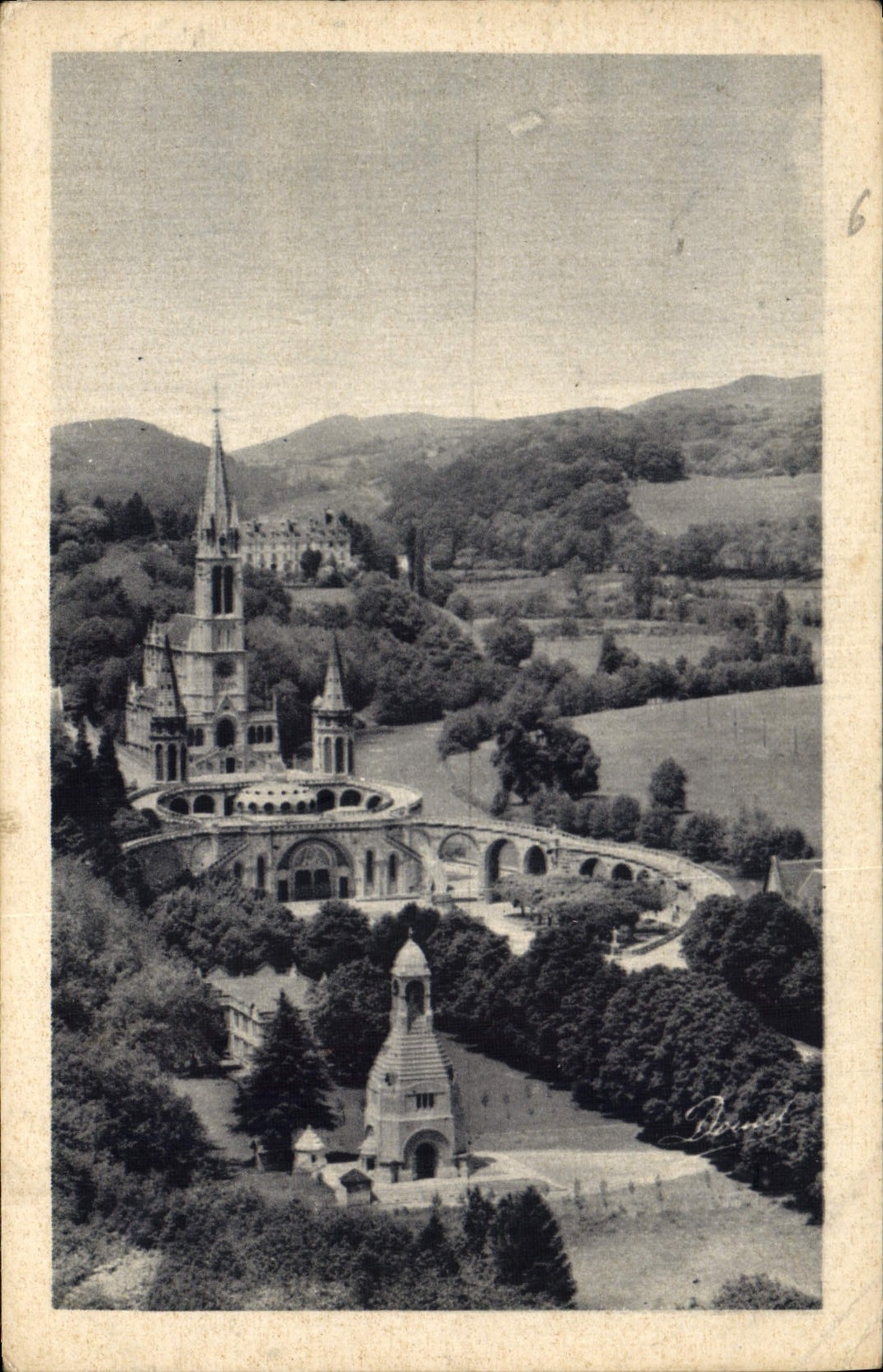 CPA Lourdes la Basilique et le monument interallie