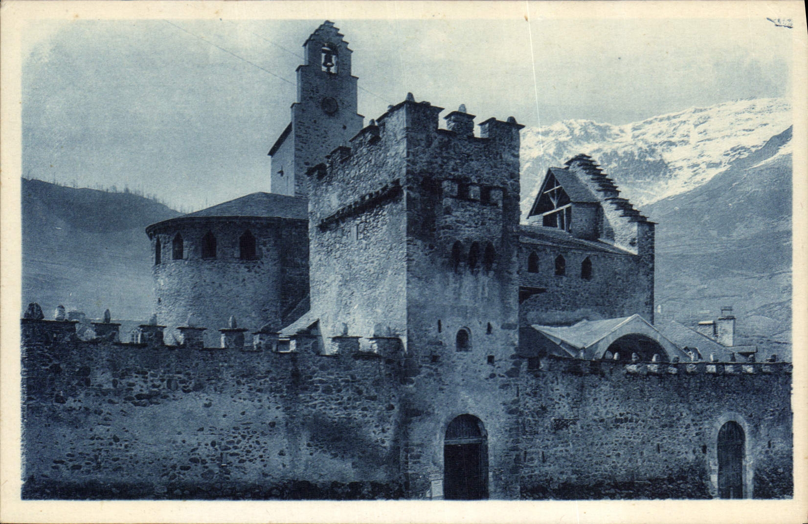 CPA Les Beaux Paysages de France Les Pyrenees Luz Saint Sauveur Eglise des Templiers 