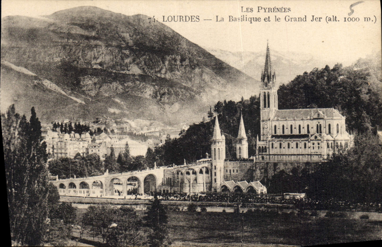 CPA Les Pyrenees Lourdes la Basilique et le Grand Jer 