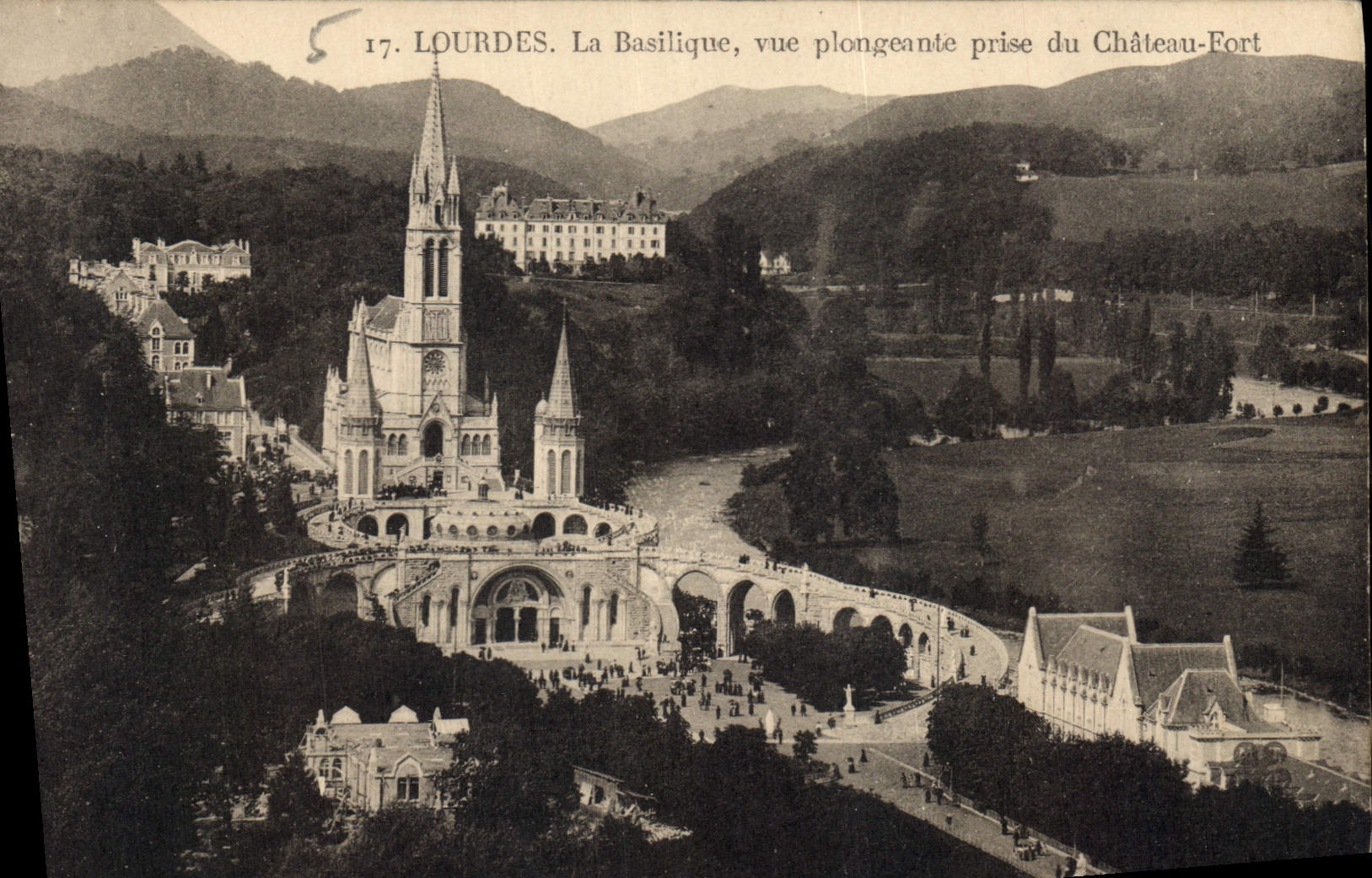 CPA Lourdes la Basilique vue plongeante prise du Chateau Fort 