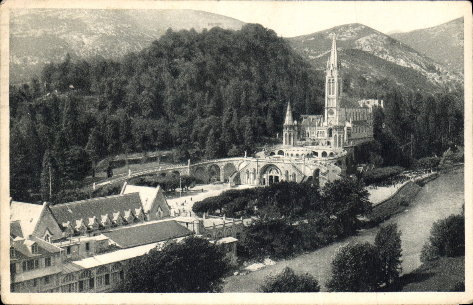 CPA Lourdes La Basilique 