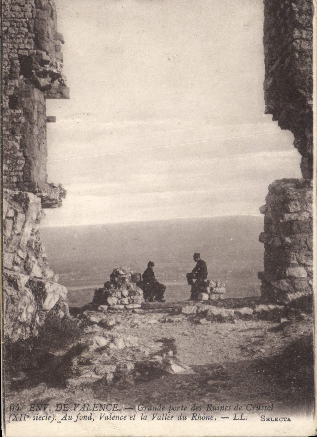 CPA Evn de Valence Grande porte des Ruines de Crussol XII siecle au fond et la Vallee du Rhone 