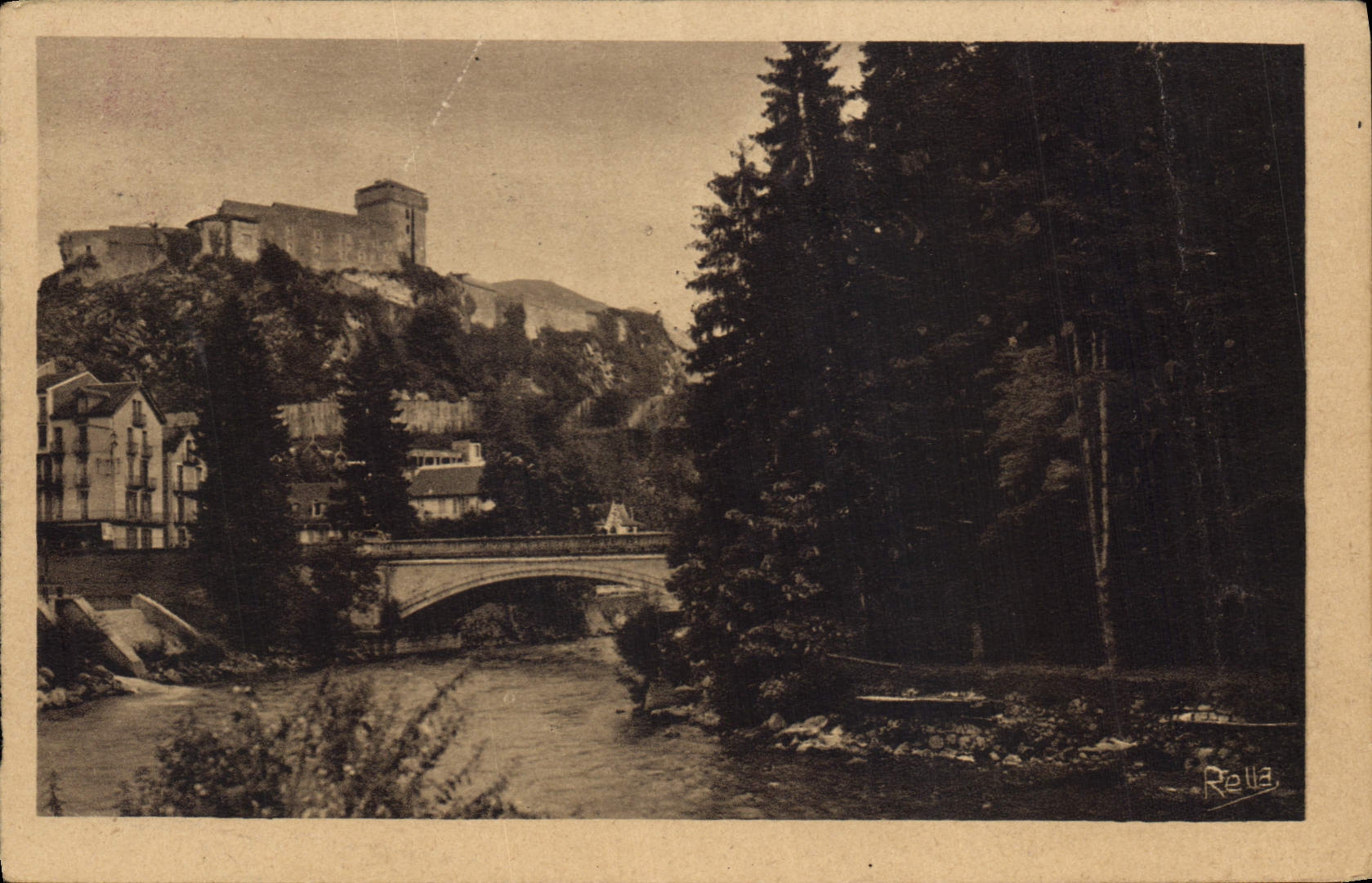 CPA Lourdes le Gave et le Chateau fort 