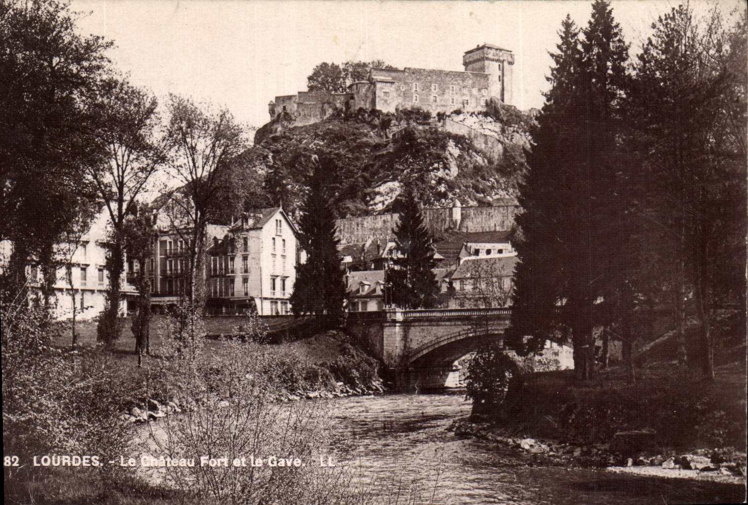 CPA Lourdes Le Chateau Fort et le Gave 