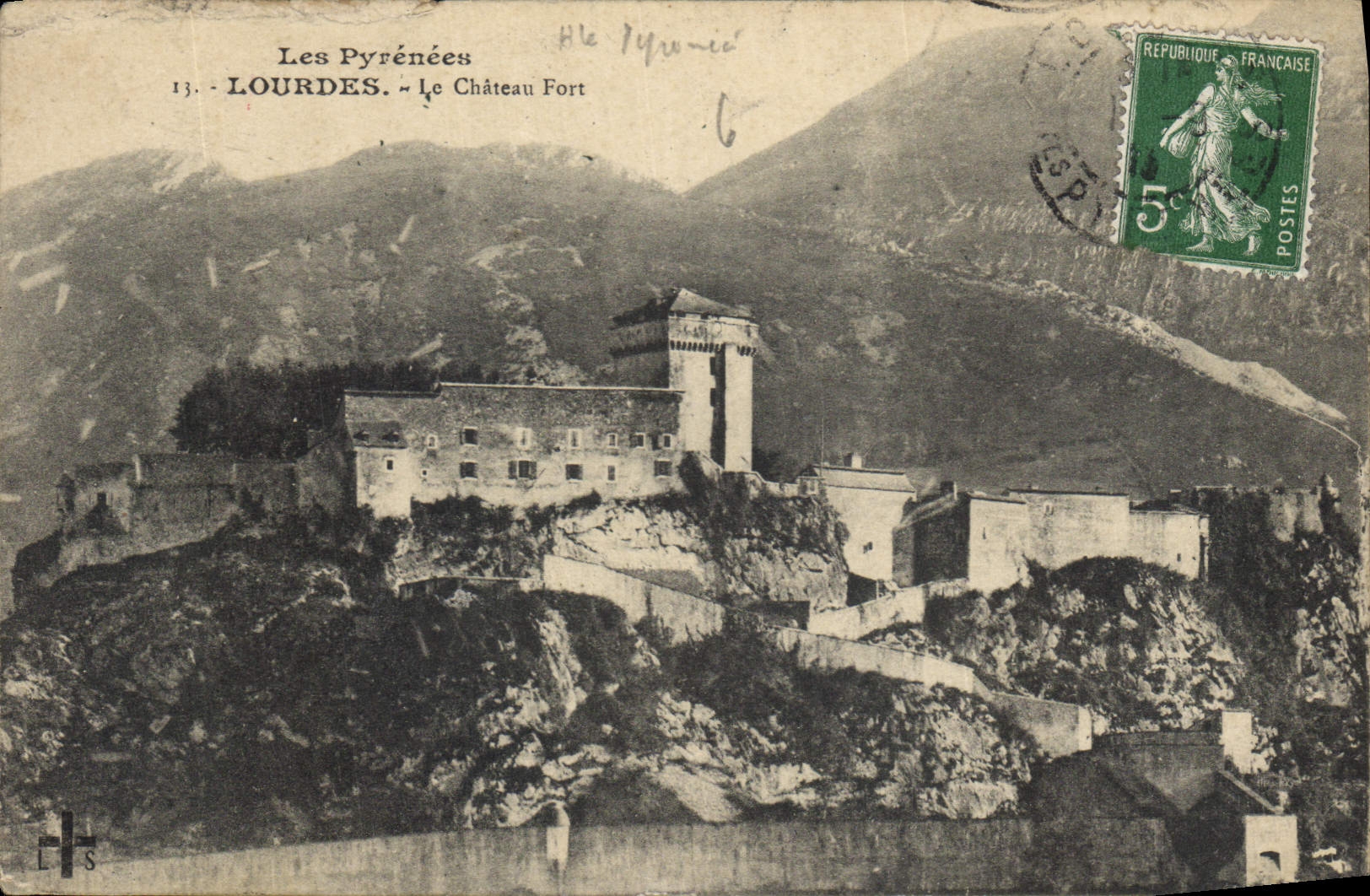 CPA Les Pyrenees Lourdes le Chateau Fort 