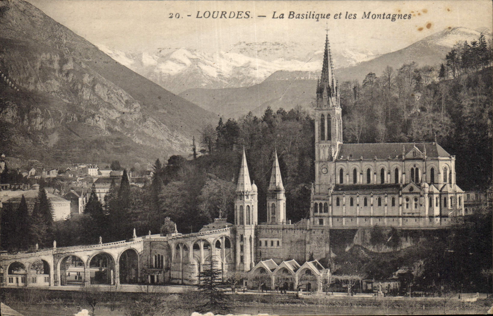 CPA Lourdes la Basilique et les Montagnes 