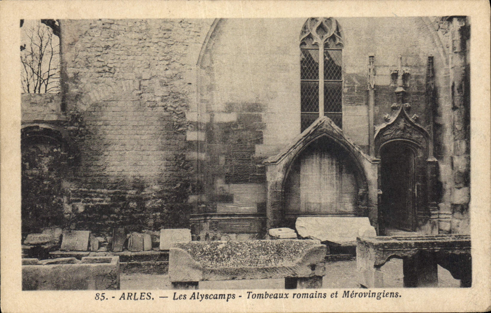 CPA Arles Les Alyscamps Tombeaux romains et Merovingiens