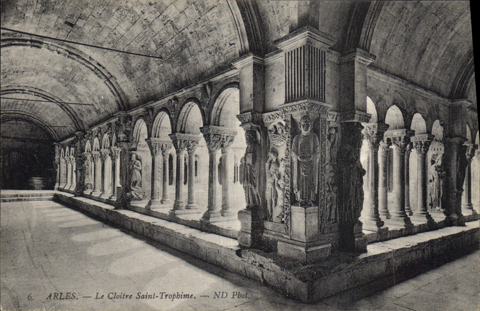 CPA Arles Le Cloite Saint Trophime 