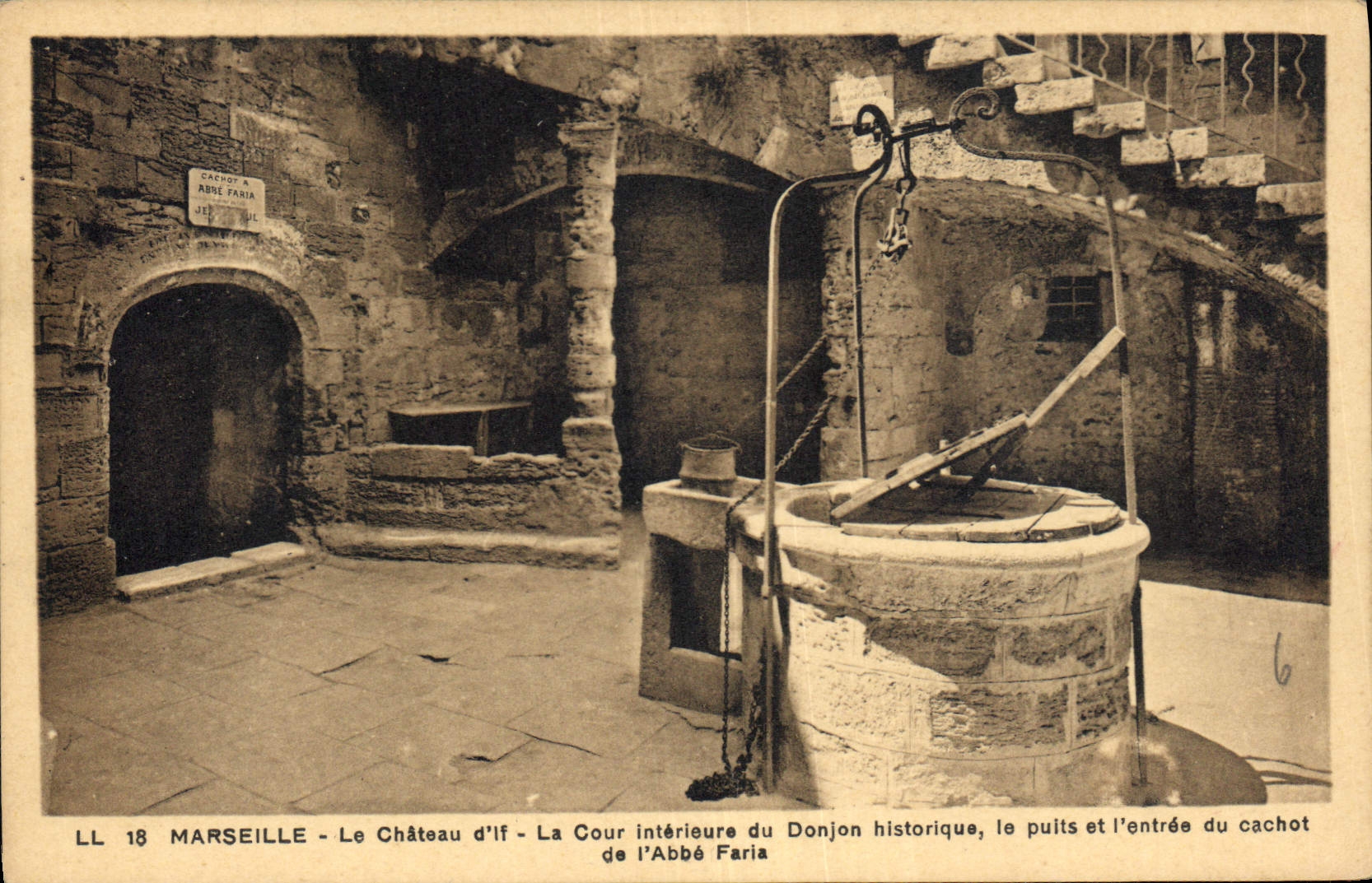 CPA Marseille le Chateau d'If la cour interieure du Donjon historique le puits et l'entree du cachot