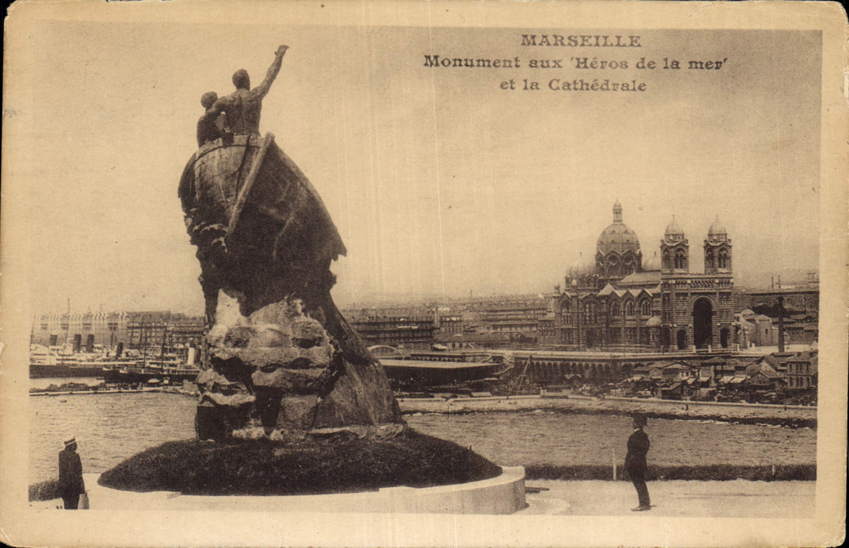 CPA Marseille Monument aux Heros de la mer et la Cathedrale 