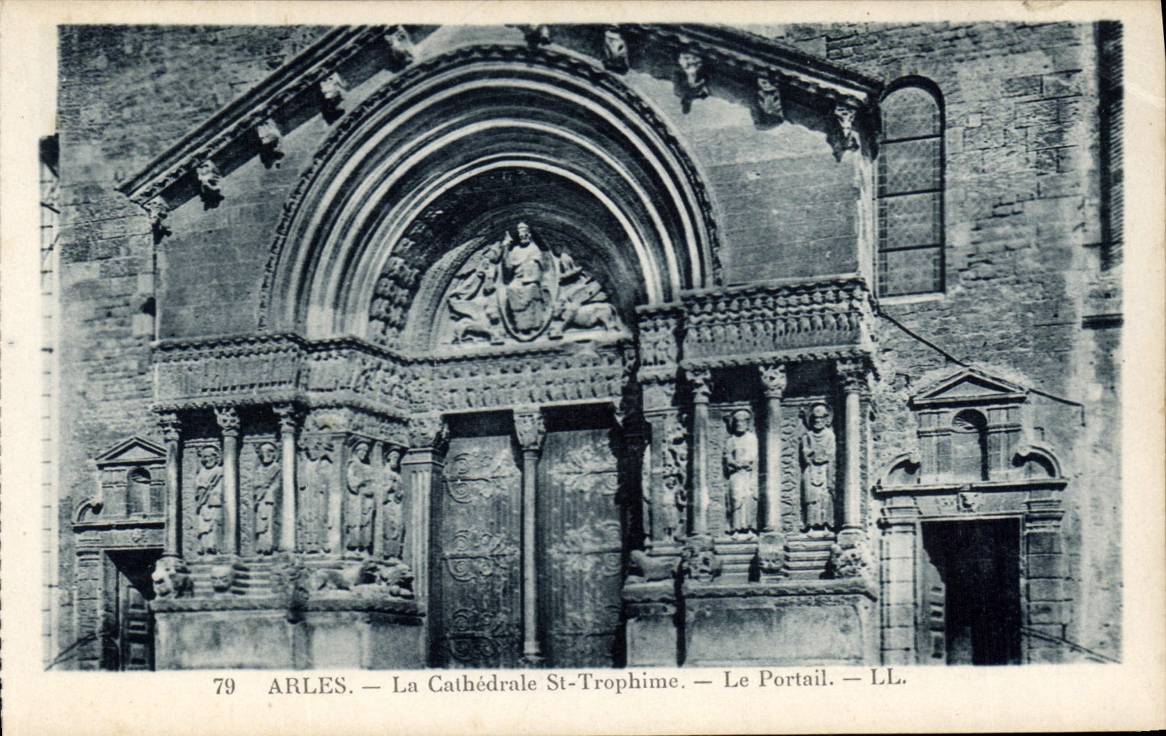 CPA Arles La Cathedrale St Trophime le Portail