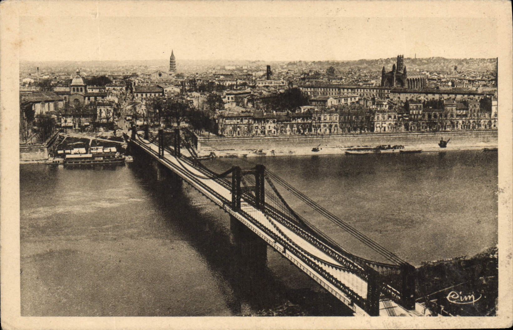 CPA Toulouse vue generale au premier plan le Pont suspendu sur la Garonne