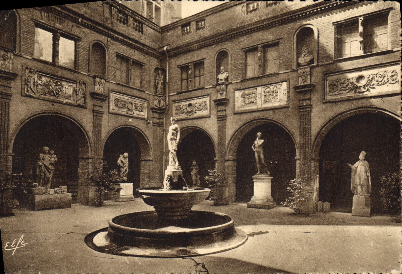 CPA Pyrenees Ocean Toulouse Musee petit cloitre Cour renaissance 