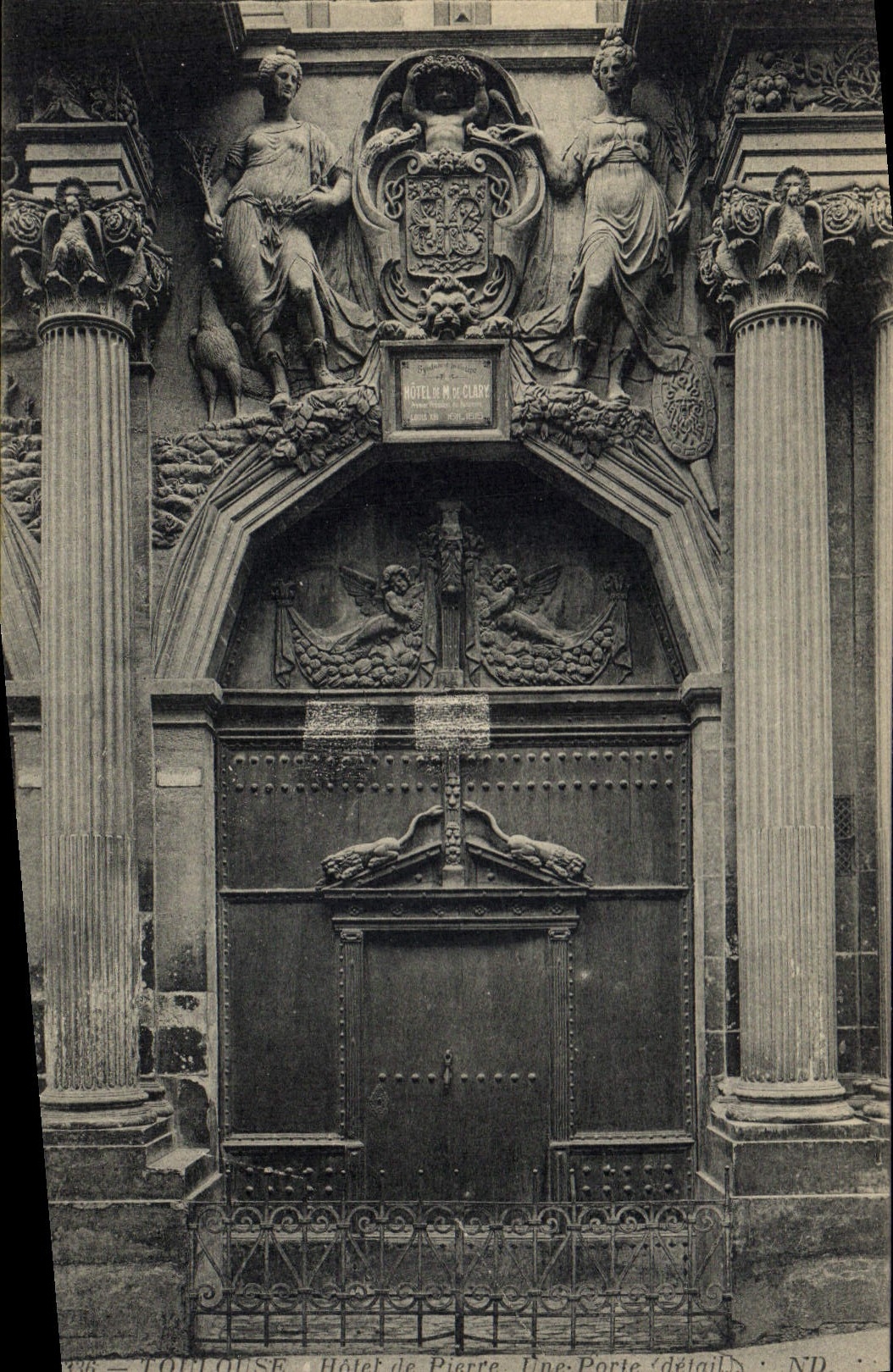 CPA Toulouse Hotel de Pierre Une porte deail