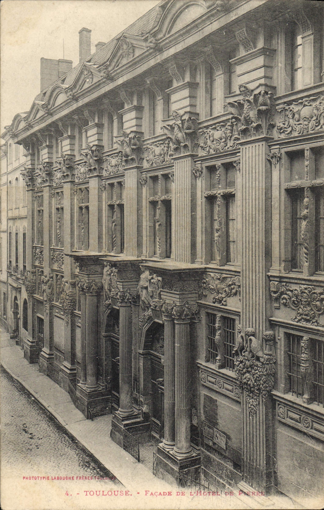 CPA Toulouse facade de L'Hotel de Pierre 