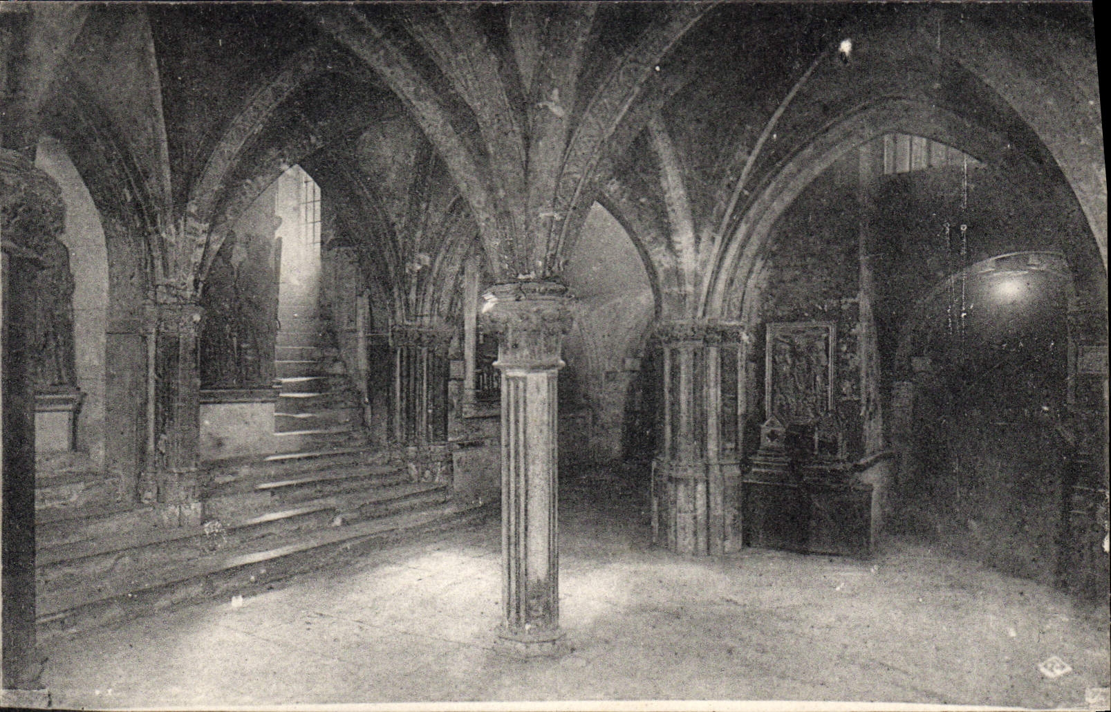 CPA Insigne Basilique St Sernin de Toulouse Cyrpte des Corps Saints 