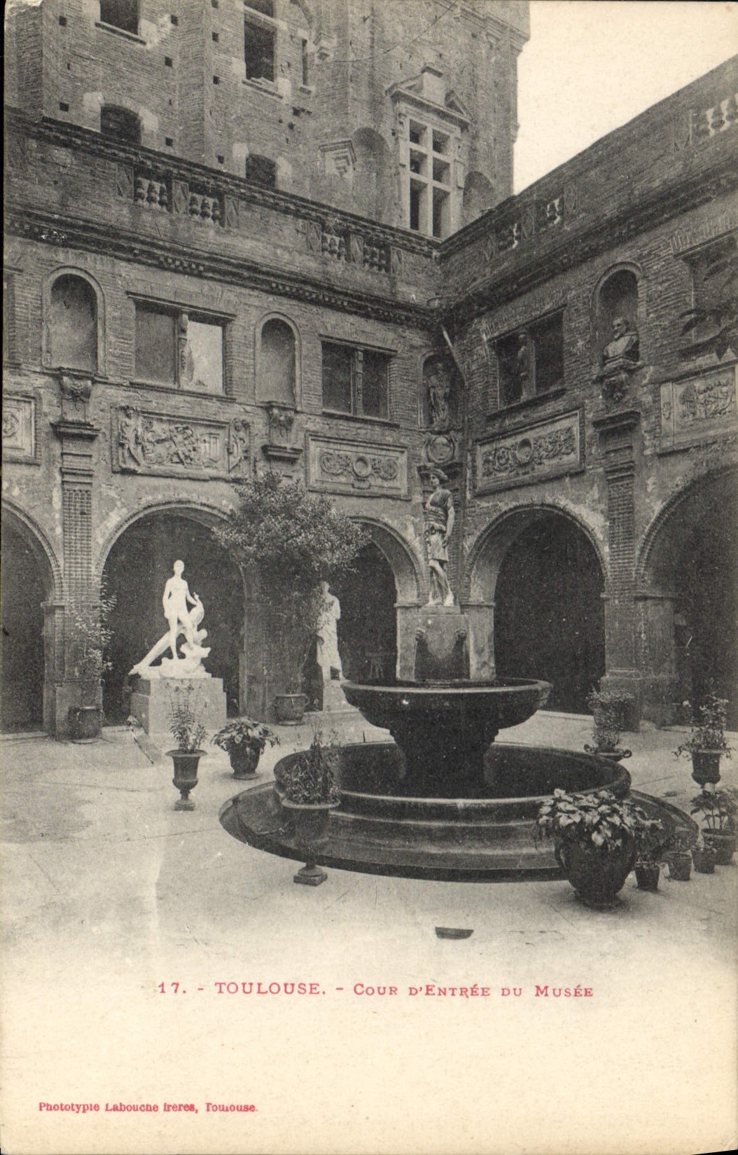 CPA Toulouse Cour d'Entree du Musee 