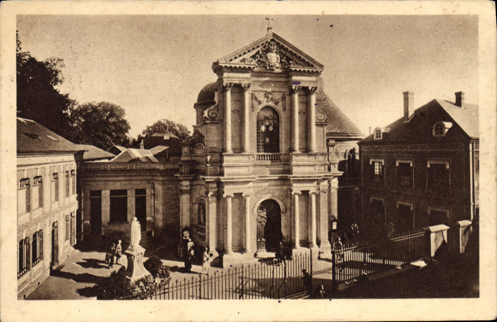 CPA La Chapelle des Carmelites de Liseux La Facade