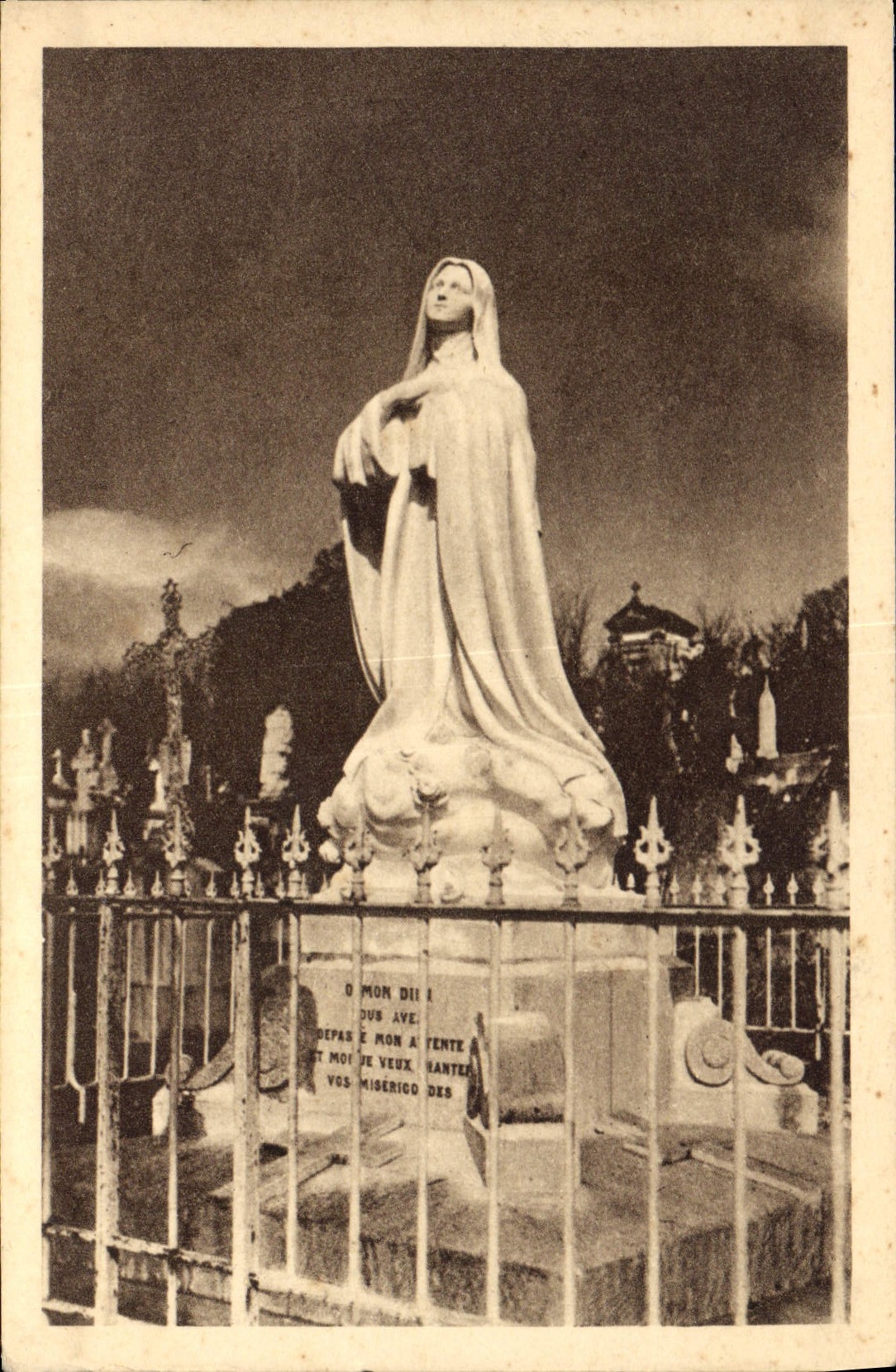 CPA Statue erigee au Cimetiere des Carmelites des Liseux 
