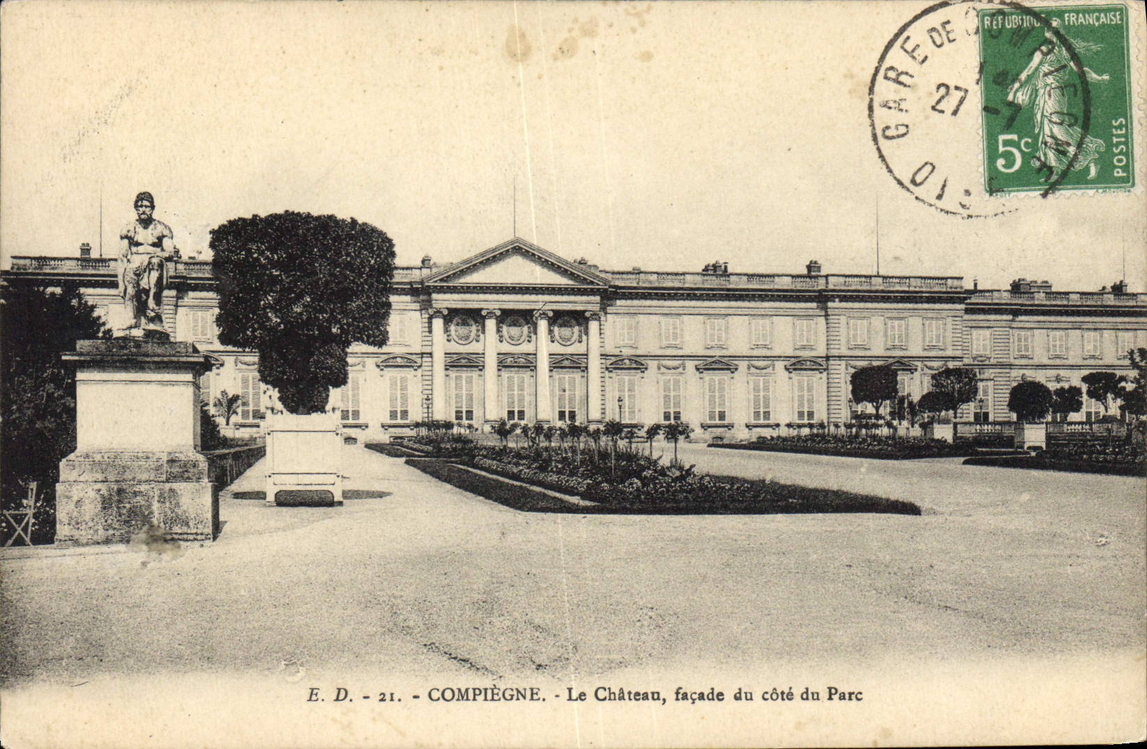 CPA Compiegne Le Chateau facade du cote Parc 