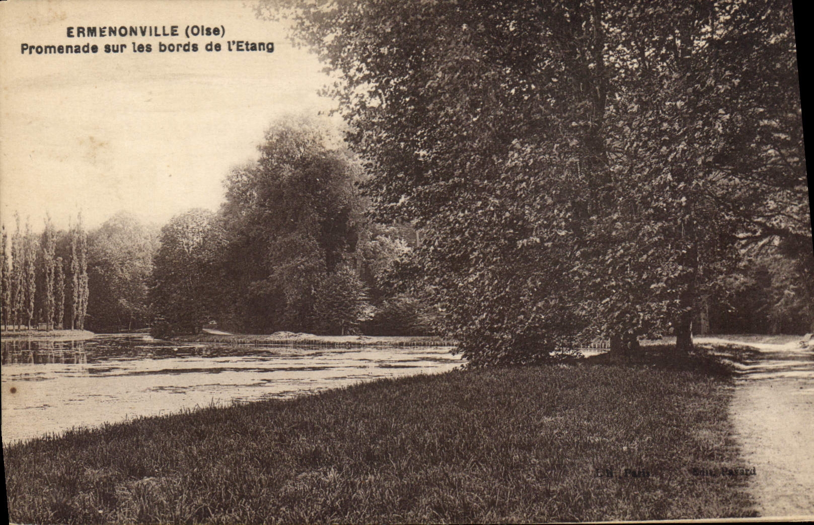 CPA Ermenonville Oise Promenade sur les bords de l'Etang