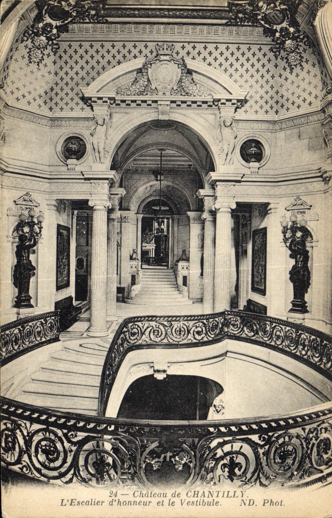 CPA Chateau de Chantilly L'Escalier d'honneur et le Vestibute 