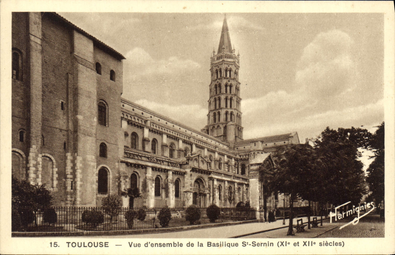 CPA Toulouse Vue d'ensemble de la Basilique St Sernin 