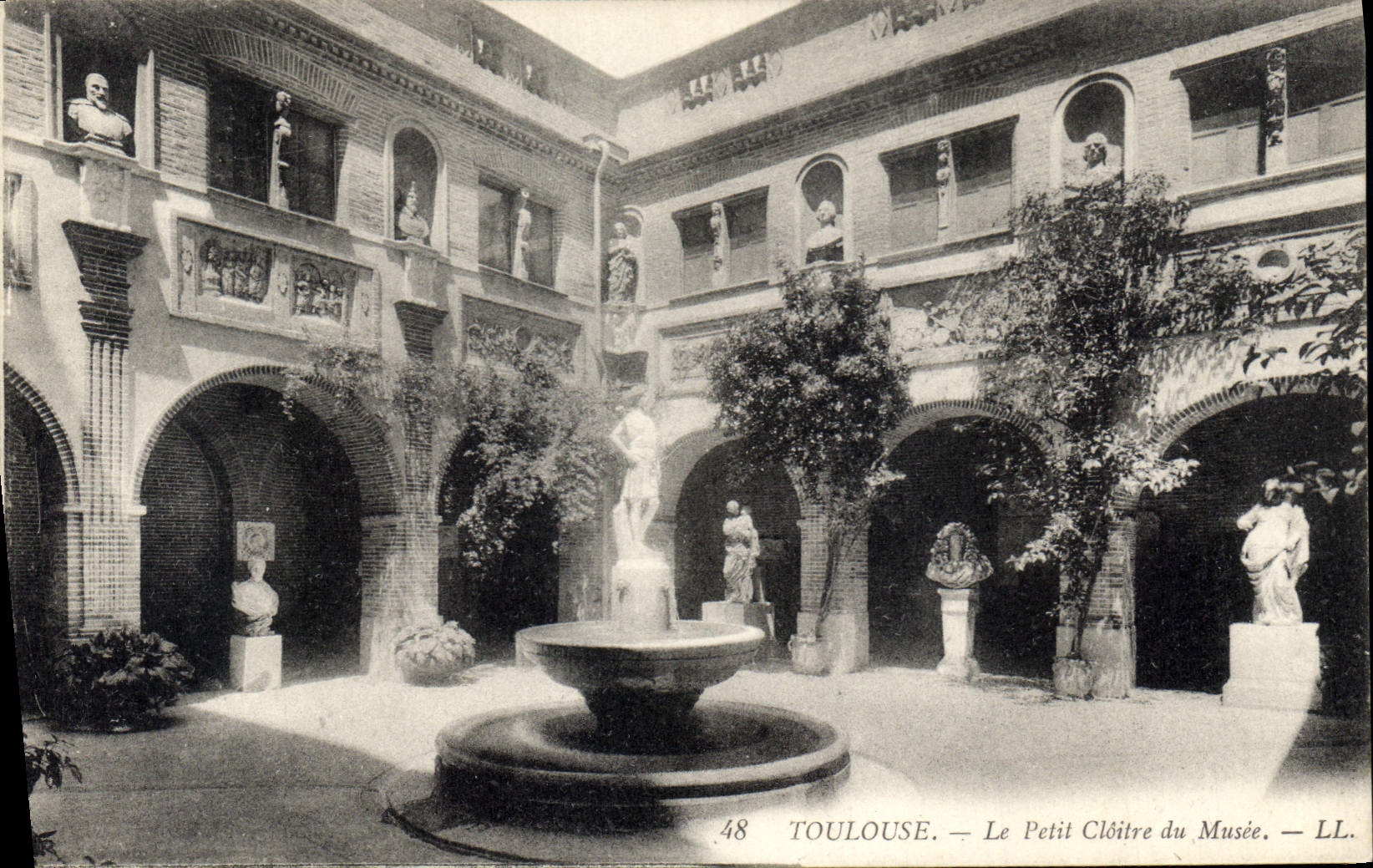 CPA Toulouse Le Petit Cloitre du Musee 