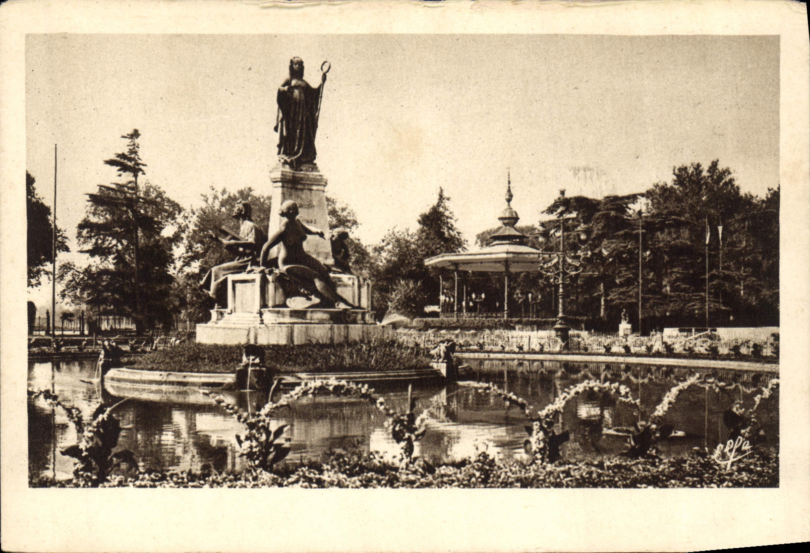 CPA Toulouse Le Grand Rond Statue de Clemence Izaure du Sculpteur Ducuing 