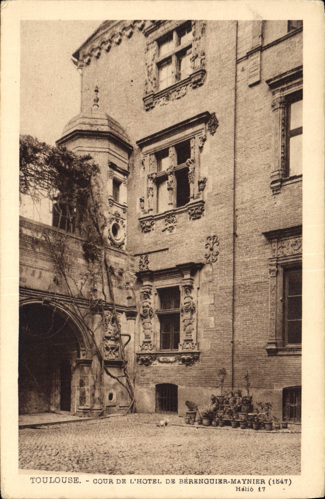 CPA Toulouse Cour de L'Hotel de Berenguier Maynier 