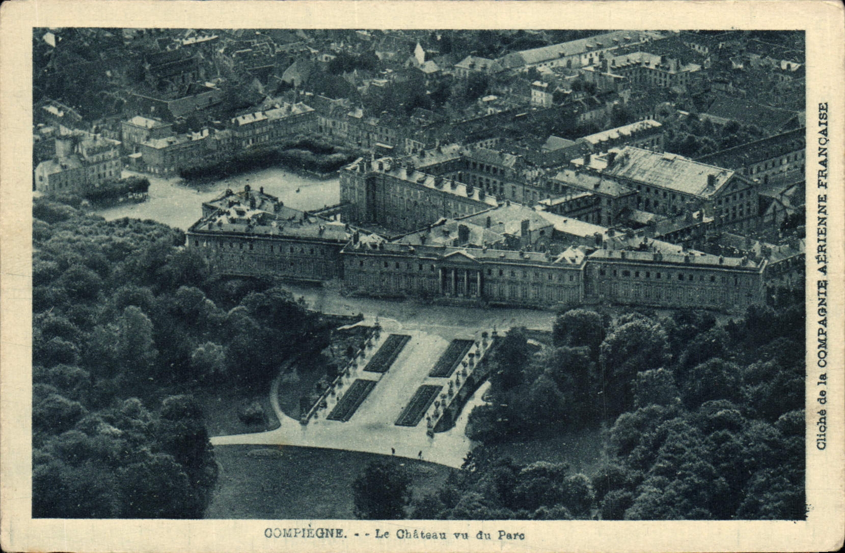 CPA Compiegne Le Chateau vu du Parc 