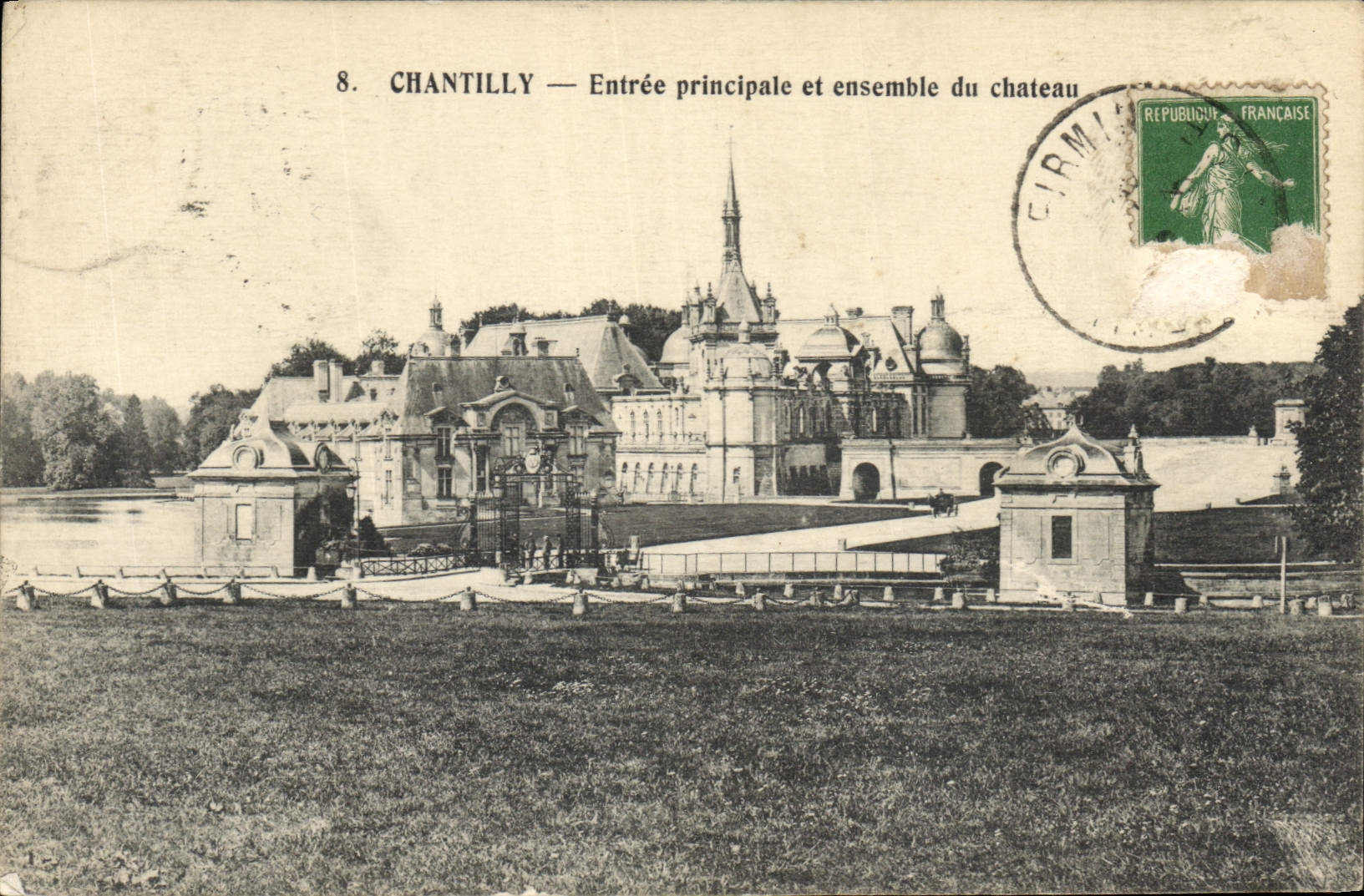 CPA Chantilly principale et ensemble du Chateau 