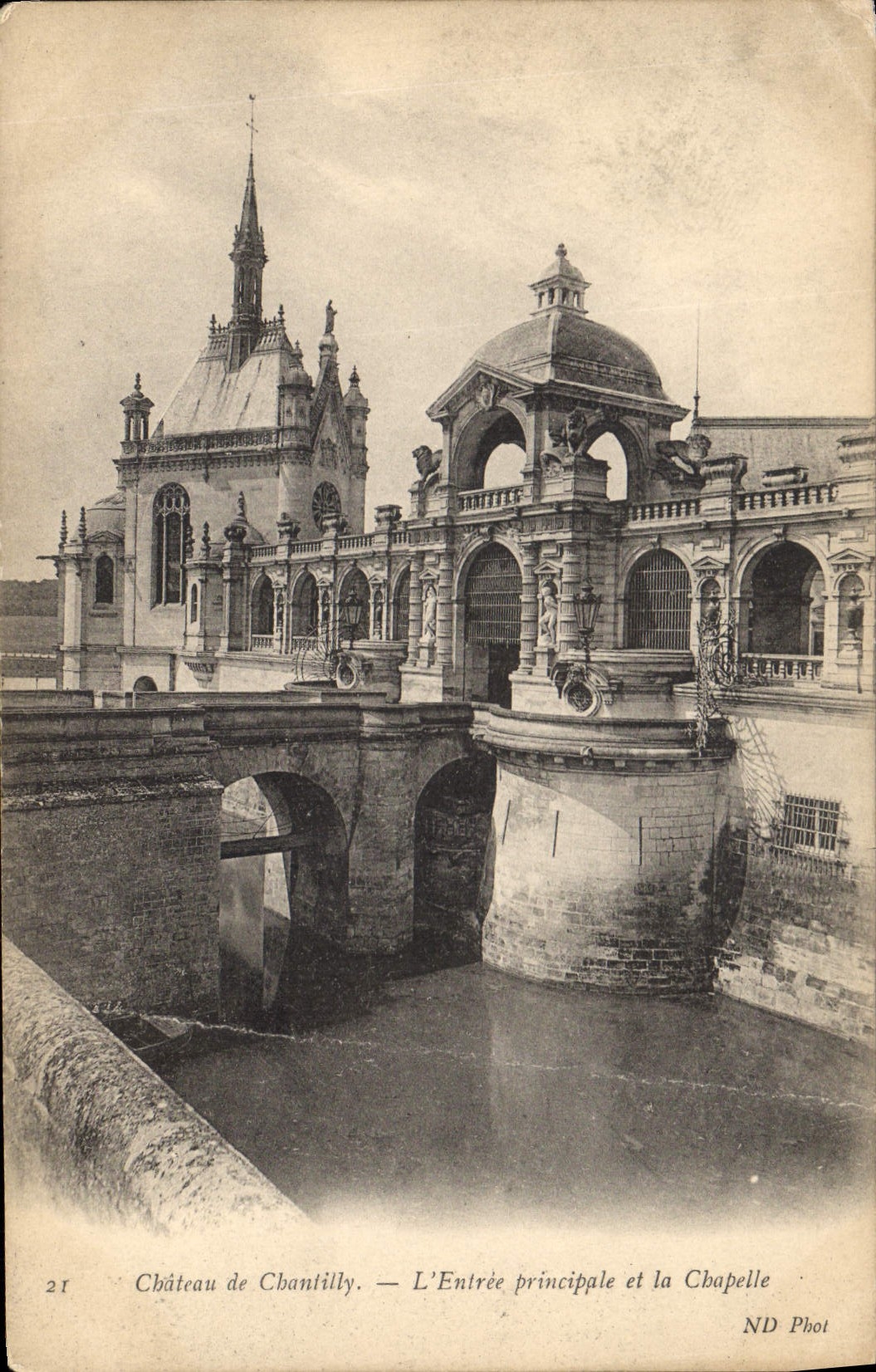 CPA Chateau de Chantilly L'Entree principale et la Chapelle