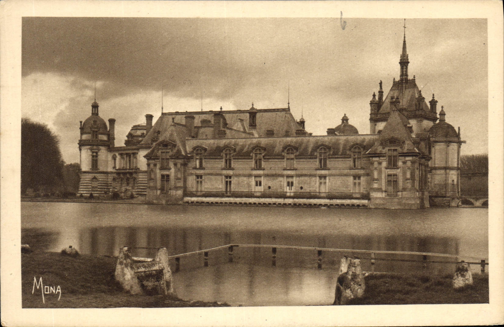 CPA Chateau de Chantilly Les Chateaux Le Petit Chateau et la Tour du Tresor 