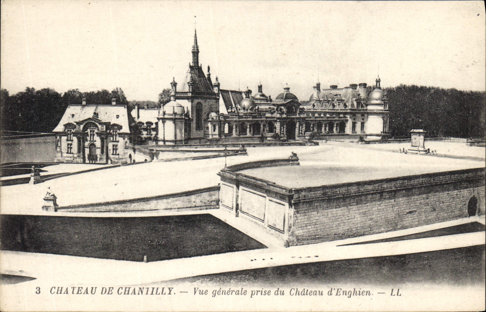 CPA Chateau de Chantilly Vue generale prise du Chateau d'Enghien 