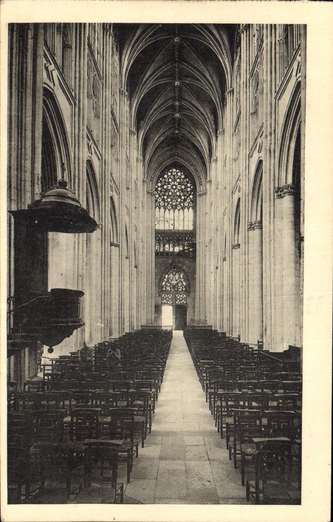 CPA Tours Cathedrale Nef vue du Choeur 