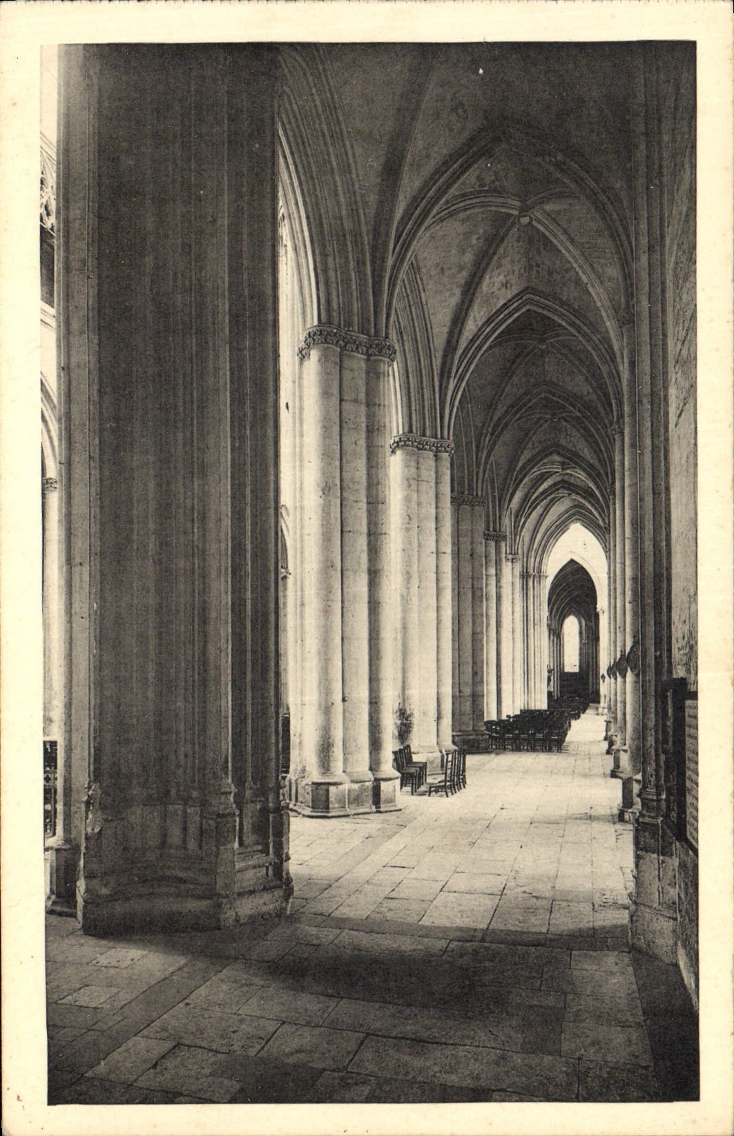 CPA Tours Cathedrale Bas cote Sud 