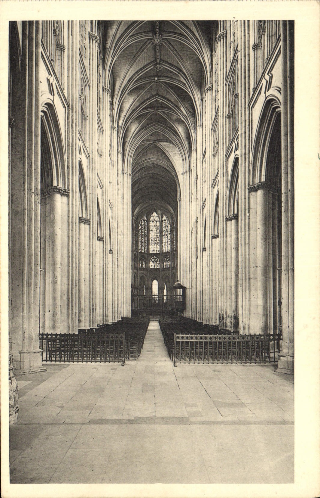 CPA Tours Cathedrale Nef vue de l'Entree 