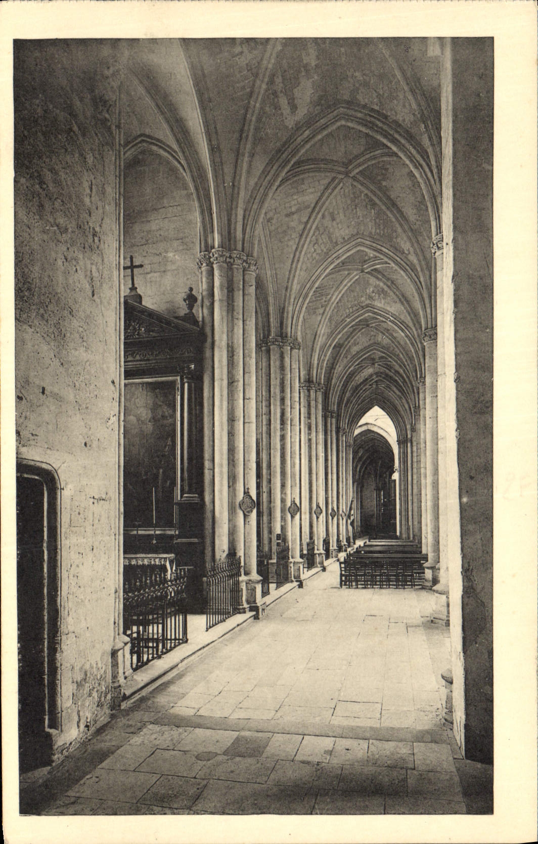 CPA Tours Cathedrale Bas cote Nord 